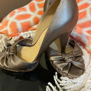 Michael Kore Metallic Pewter heels fabulous!! 8M